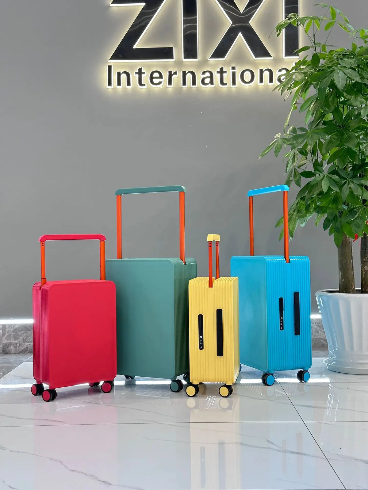 Wide pull suitcase, women&
